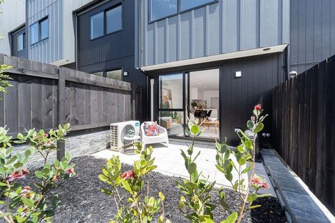 Photo of property in 5/8 Chivalry Road, Glenfield, Auckland, 0629