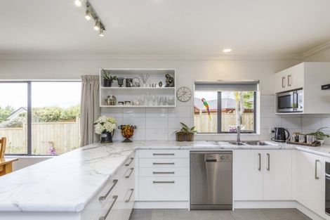 Photo of property in 24 Greenwood Place, Fitzherbert, Palmerston North, 4410