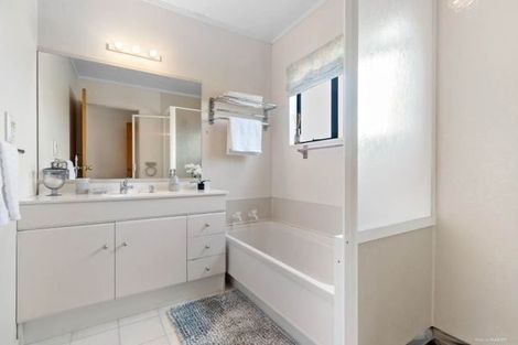 Photo of property in 16a Wilisa Rise, Goodwood Heights, Auckland, 2105