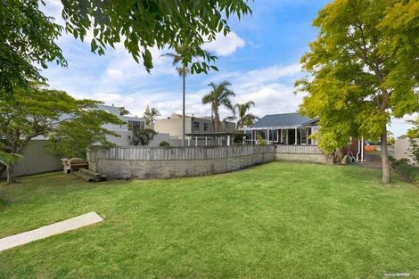 Photo of property in 10 Craig Road, Milford, Auckland, 0620