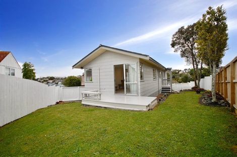 Photo of property in 1/17 Athena Drive, Totara Vale, Auckland, 0629