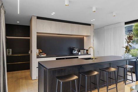 Photo of property in 32 Mount Pleasant Road, Mount Pleasant, Christchurch, 8081