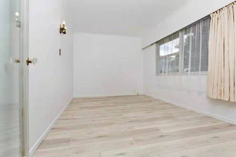 Photo of property in 10 Holdaway Avenue, Northcote, Auckland, 0627