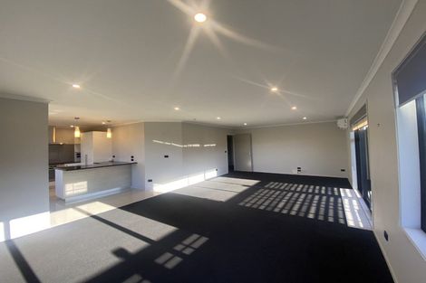 Photo of property in 28 Queens Road, Glen Avon, New Plymouth, 4312