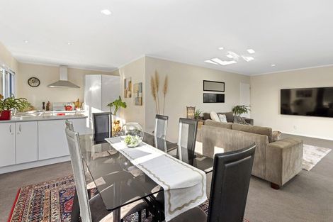 Photo of property in 49a Lyndfield Lane, Newlands, Wellington, 6037