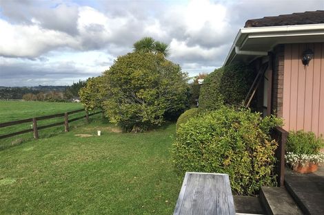 Photo of property in 679 Waitakere Road, Kumeu, 0891