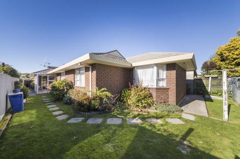 Photo of property in 8 Edgecombe Court, Roslyn, Palmerston North, 4414
