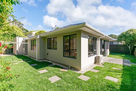 Photo of property in 7b Lyndfield Lane, Newlands, Wellington, 6037