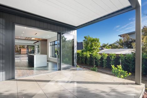 Photo of property in 5 Waipuia Place, Greenhithe, Auckland, 0632