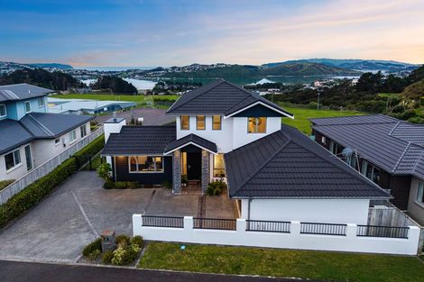 Photo of property in 7 Manapouri Lane, Aotea, Porirua, 5024