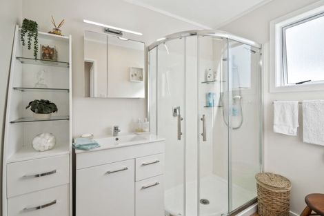 Photo of property in 11 Karoro Road, One Tree Point, 0118