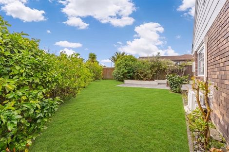Photo of property in 1/5 Kadina Place, Botany Downs, Auckland, 2010