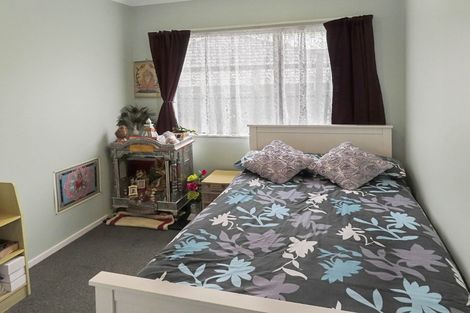 Photo of property in 2/3 Opurere Grove, Tirohanga, Lower Hutt, 5010