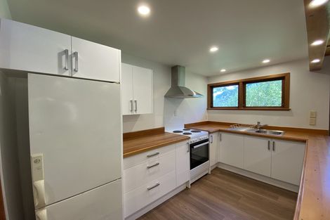 Photo of property in 16 Mackinnon Terrace, Sunshine Bay, Queenstown, 9300