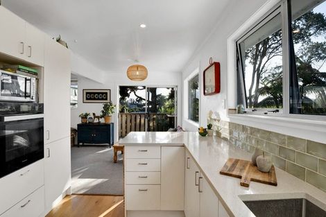 Photo of property in 17 Linda Street, Oakura, 4314