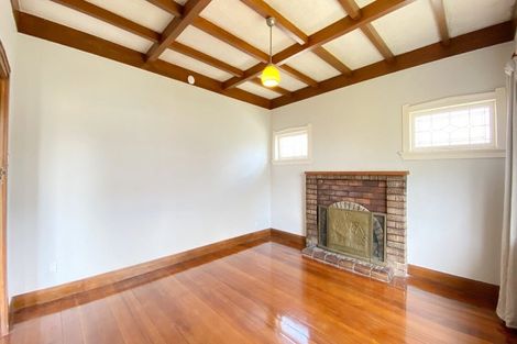 Photo of property in 32 Queensway, Three Kings, Auckland, 1024