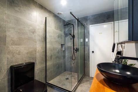 Photo of property in 25 Holland Avenue, Point England, Auckland, 1072