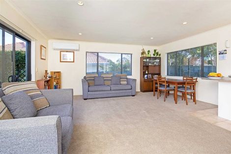 Photo of property in 14 Gillett Place, Botany Downs, Auckland, 2014