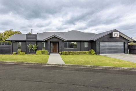 Photo of property in 5 D'urville Place, Kelvin Grove, Palmerston North, 4414