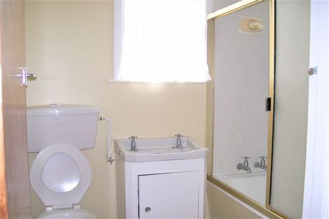 Photo of property in 72 Ruskin Road, Newlands, Wellington, 6037