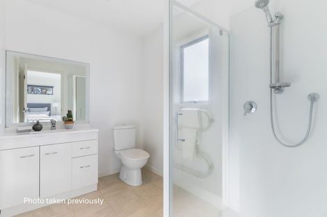 Photo of property in 8b Havana Place, Glenfield, Auckland, 0629