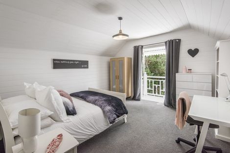 Photo of property in 52 Stanley Point Road, Stanley Point, Auckland, 0624