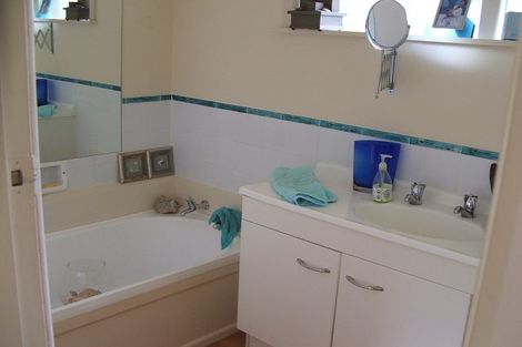 Photo of property in 2/17a Hillcrest Avenue, Hillcrest, Auckland, 0627