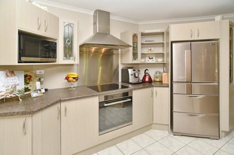 Photo of property in 90 Willowview Drive, Redwood, Christchurch, 8051