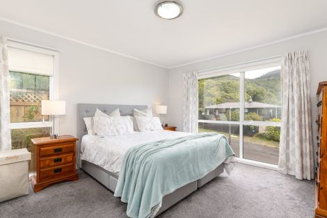 Photo of property in 18 Greyfriars Crescent, Tawa, Wellington, 5028