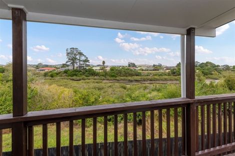 Photo of property in 122 Ennis Avenue, Pakuranga Heights, Auckland, 2010