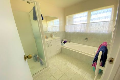 Photo of property in 49 Tupaki Place, Pakuranga Heights, Auckland, 2010