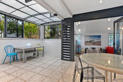 Photo of property in 30 Felgrove Street, Glendene, Auckland, 0602