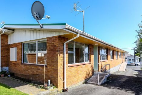 Photo of property in 2/256 Courtenay Street, Strandon, New Plymouth, 4312