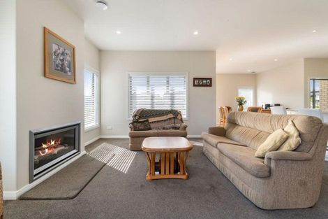 Photo of property in 8 Eric Farley Drive, Kumeu, 0810