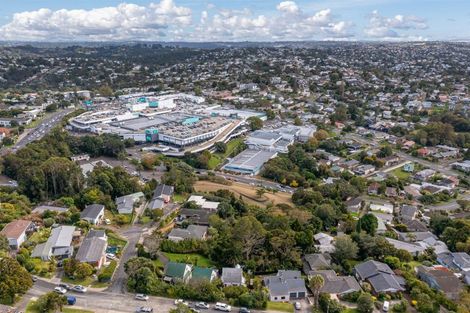 Photo of property in 2/1 Mulberry Place, Glenfield, Auckland, 0629