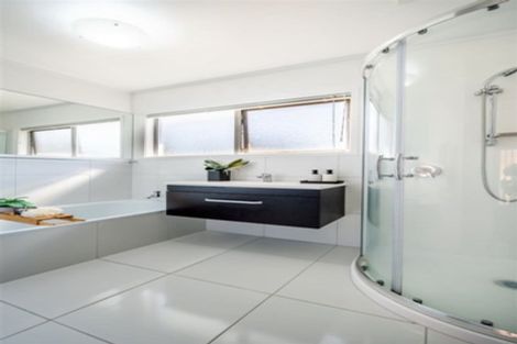 Photo of property in 2/50 Seaview Road, Castor Bay, Auckland, 0620