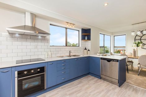 Photo of property in 162 Luckens Road, West Harbour, Auckland, 0618