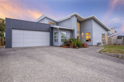 Photo of property in 28 Kilkelly Close, Tawa, Wellington, 5028