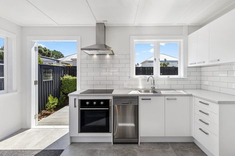 Photo of property in 5a Roslyn Terrace, Stanley Point, Auckland, 0624