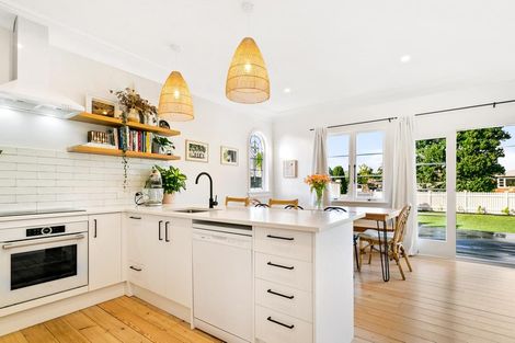 Photo of property in 28 Rewarewa Road, Te Atatu Peninsula, Auckland, 0610