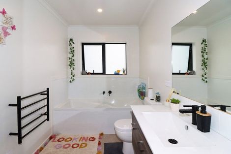 Photo of property in 4 Devon Lane, Carterton, 5713