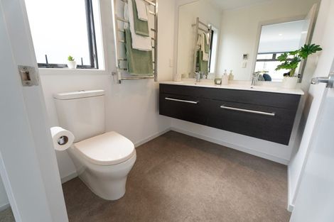 Photo of property in 7 Forbes Lane, Newlands, Wellington, 6037