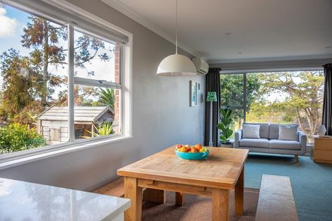 Photo of property in 8 Halcombe Place, Green Bay, Auckland, 0604