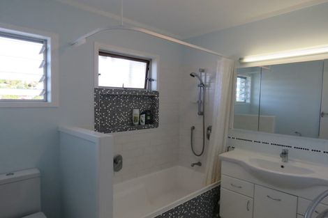 Photo of property in 2/22 Mannering Place, Hillcrest, Auckland, 0627