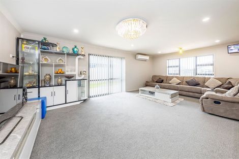 Photo of property in 9 Dumas Place, Rosehill, Papakura, 2113