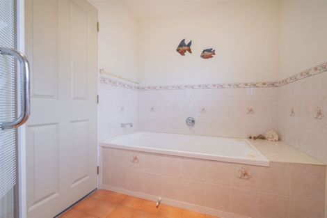 Photo of property in 1 Hardy Place, Cooks Beach, Whitianga, 3591