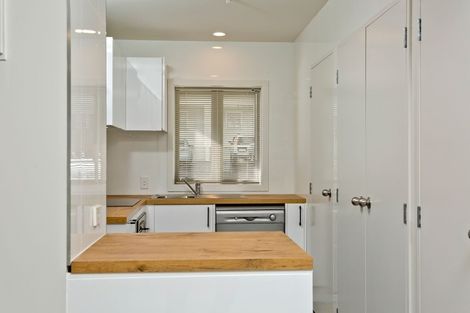 Photo of property in 5/4 John Jennings Drive, Oteha, Auckland, 0632