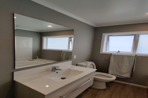 Photo of property in 2/20 Glanmire Road, Newlands, Wellington, 6037