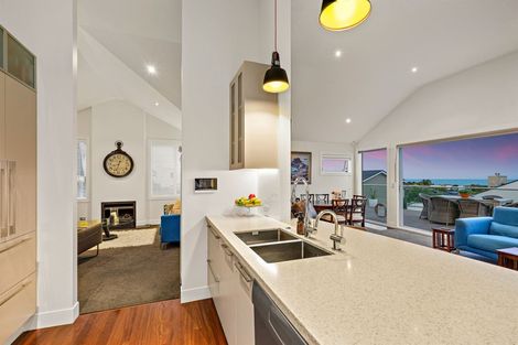 Photo of property in 6 Miri Road, Rothesay Bay, Auckland, 0630