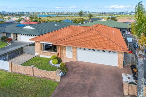 Photo of property in 15 Kath Hopper Drive, Orewa, 0931